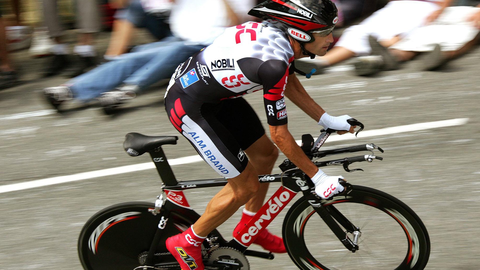 开云足球直播-德甲争冠战之夜，阿劳霍成为全场焦点，一记头槌改写联赛格局